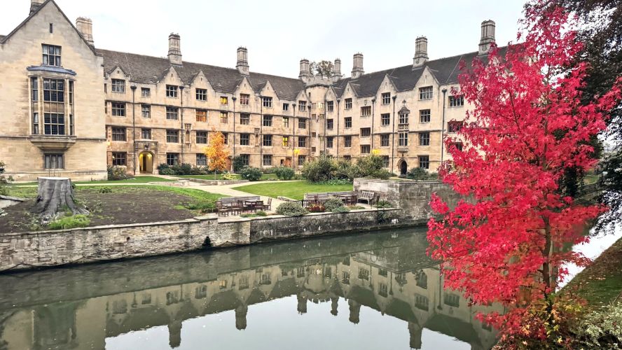 Bodley's building across the river in autumn