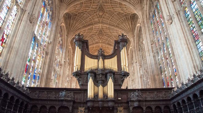 Organ pipes under a fan vaulted ceiling