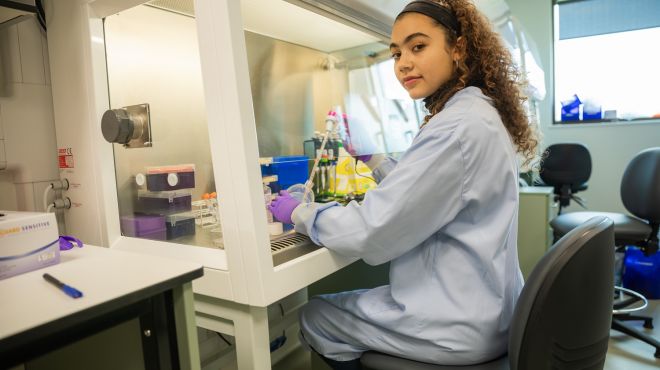 Elizabeth Zachariah in the lab