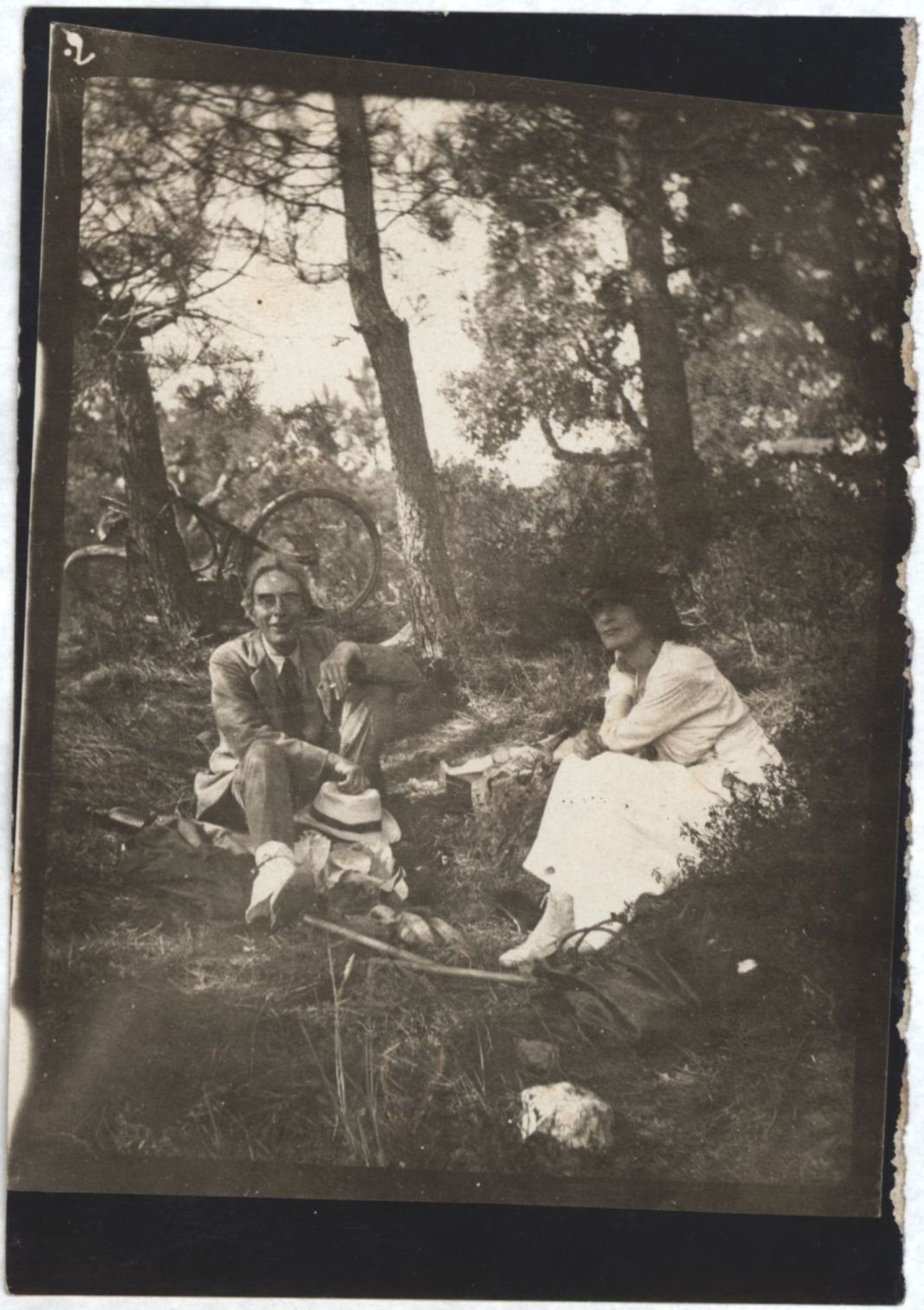 Roger Fry with with Mela Muter at St Tropez. [REF/6/12]