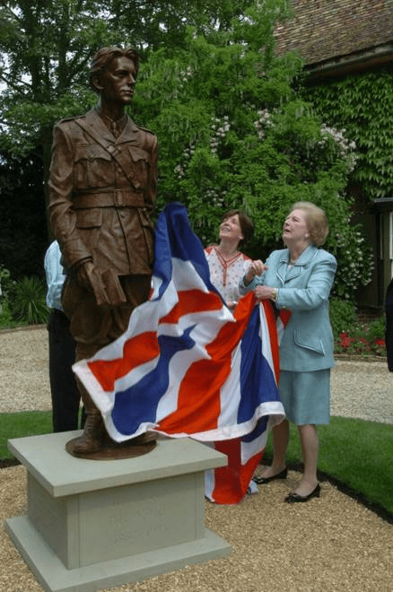 Photo of Lady Thatcher unveiling statue of Rupert Brooke