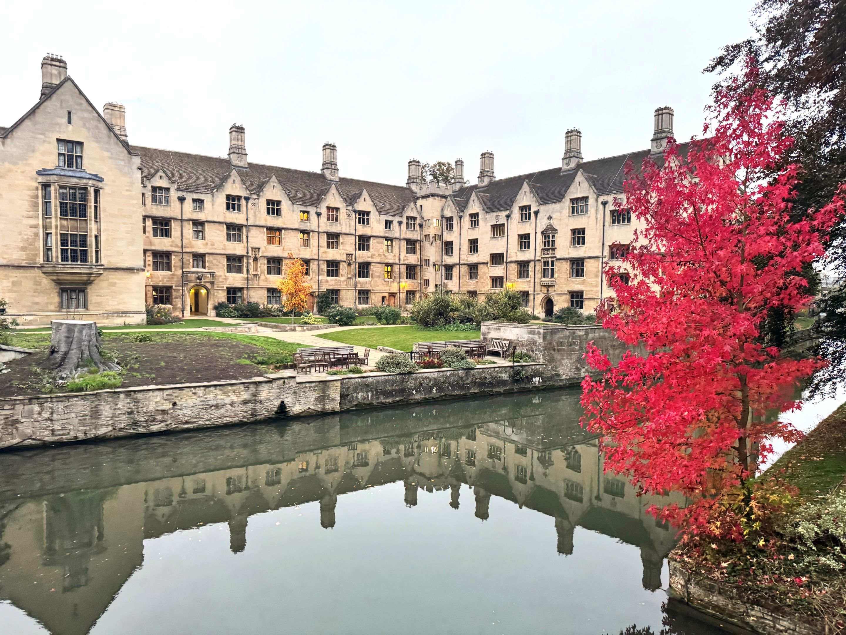 Bodley's building across the river in autumn